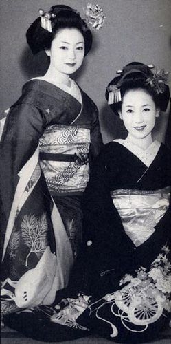 Mineko Iwasaki, training to be a geisha as a maiko, training under geiko. Article about 20 century most famous geisha Mineko Iwasaki. Geishas as artisans and keepers of Japanese culture and tradition. Mineko Iwasaki standing against Arthur Golden regarding defamation case in Memoirs of Geisha.