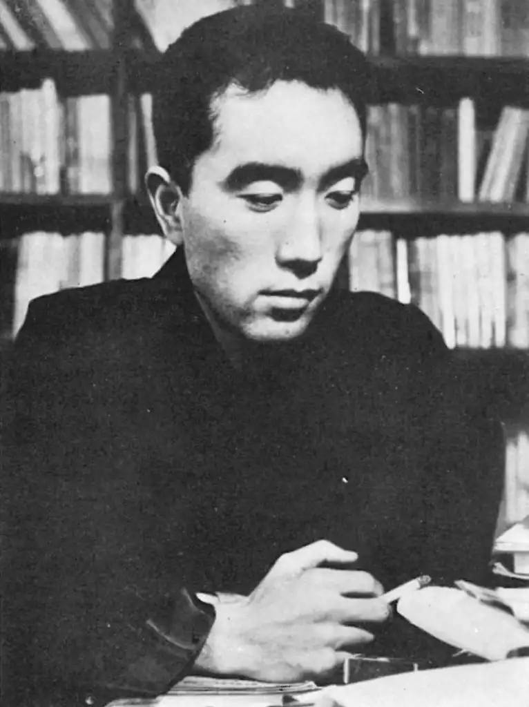 Yuikio Mishima - japoński pisarz XX wieku - popełnił seppuku. Esej o tradycyjnym samobójstwien honorowym w Japonii - seppuku i hara-kiri. Historia honorowych samobójstw seppuku wśród samurajów średniowiecznej Japonii.