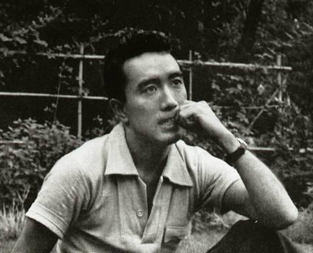 Yukio Mishima - pisarz japoński, popełnił samobójstwo w XX wieku. Esej o tradycyjnym samobójstwien honorowym w Japonii - seppuku i hara-kiri. Historia honorowych samobójstw seppuku wśród samurajów średniowiecznej Japonii.