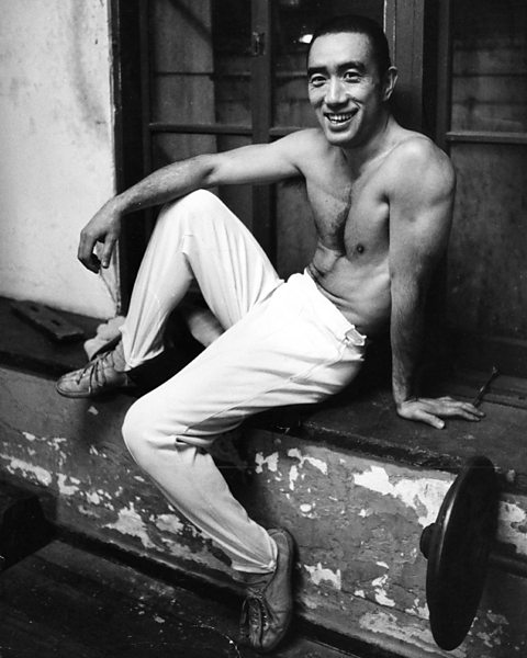 Yukio Mishima - japoński pisarz, który popełnił samobójstwo w postaci harakiri. Czy to było seppuku? Esej o tradycyjnym samobójstwien honorowym w Japonii - seppuku i hara-kiri. Historia honorowych samobójstw seppuku wśród samurajów średniowiecznej Japonii.