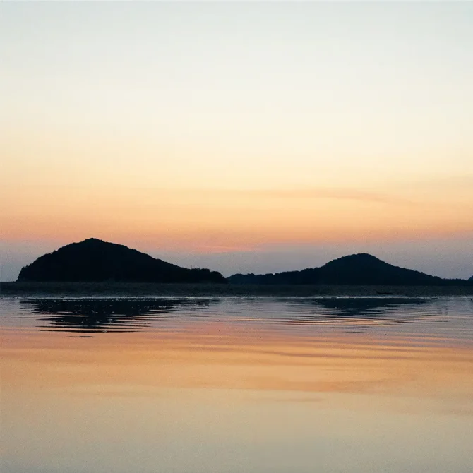 Słownik zachwytów – 15 japońskich słów na drobne chwile, które warto zapamiętać Japoński język pełen jest słów dla chwil, które łatwo przeoczyć. 15 nazw drobnych cudów natury, które pozwalają widzieć więcej.